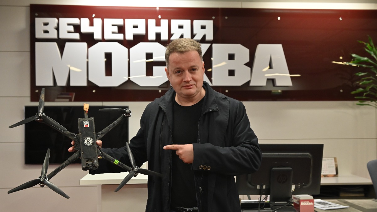 1 октября. Руководитель МООВ «ШТОРМ» Андрей Стрелец подарил «Вечерней Москве» БПЛА «Громило»