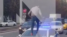 Мужчина запрыгнул на автомобиль полиции в Москве: фото