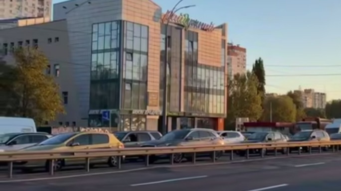 Огромные пробки возникли в Киеве из-за перекрытия мостов после ударов ВС России