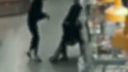 Молодые люди подрались в супермаркете на Ферганской улице в Москве: видео