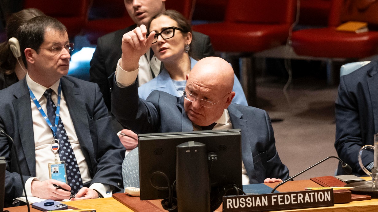 20 мая 2024 года. Посол России Василий Небензя, справа, голосует за проект резолюции во время заседания СБ по нераспространению оружия в космосе в штаб-квартире ООН в Нью-Йорке