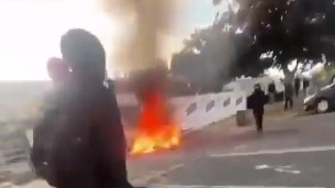 Парижские школьники подожгли дверь лицея с учениками внутри