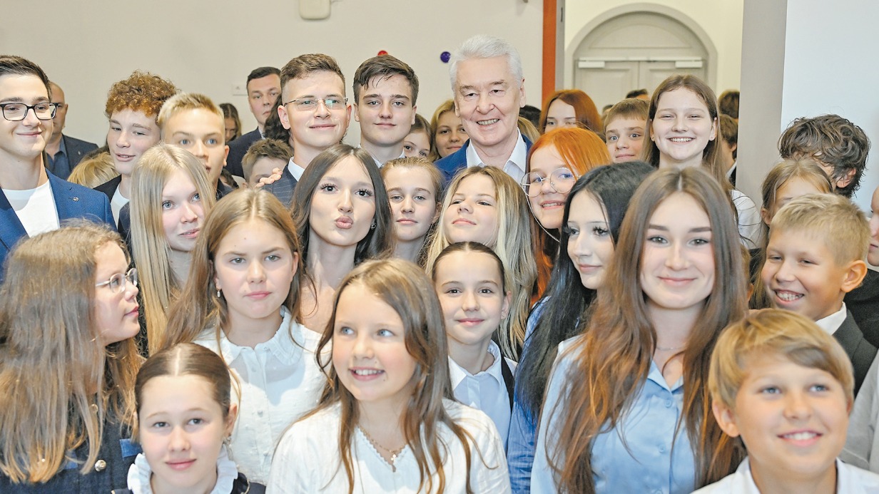 1 сентября. Мэр Москвы Сергей Собянин посетил школу № 1520 имени Капцовых, которая в новом учебном году открылась после реконструкции
