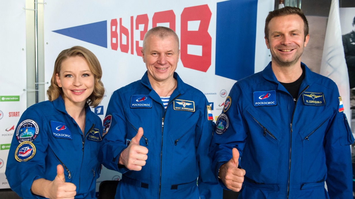 19 октября 2021 года. Слева направо: актриса Юлия Пересильд, космонавт Роскосмоса Олег Новицкий и кинорежиссер Клим Шипенко во время пресс-конференции 
