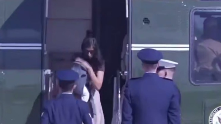 Жена Вэнса едва не упала с трапа, спускаясь с девятинедельным сыном на руках