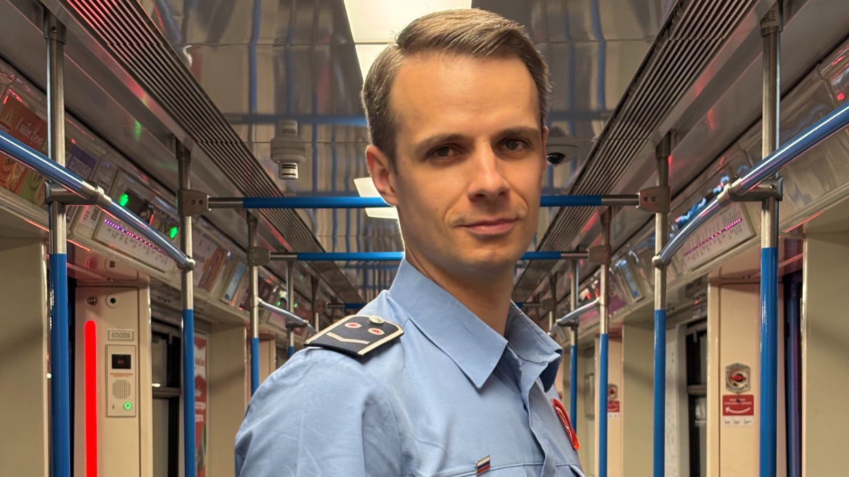 Машинист метро Владимир Гарликов работает на Таганско-Краснопресненской линии. Он снимает юмористические клипы о своей работе 