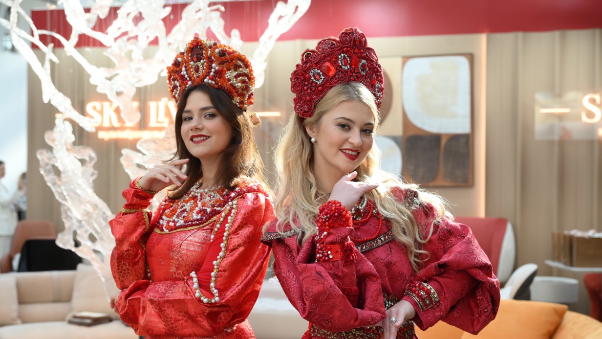 Участницы выставки «Русский дом. Креативные регионы» Анастасия Клюшина и Анна Зубова поддерживают тематику своими образами