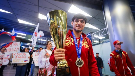 Боксер Чеэрав Ашалаев во время встречи сборной после чемпионата Европы, где российские спортсмены завоевали 15 медалей 