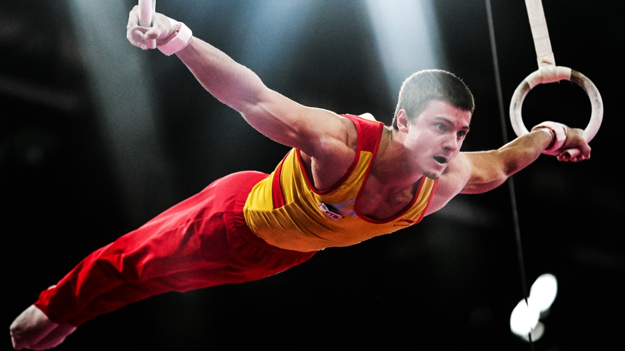4 июля. имнаст Илья Заика выполняет упражнения на кольцах в финале чемпионата оссии по спортивной гимнастике в Калуге