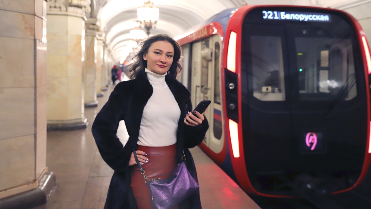 Москвичка Елена Степанько на станции «Комсомольская» Кольцевой линии метро 