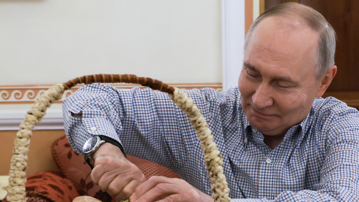 20 декабря 2025 года. Владимир Путин получил выпечку из подмосковной пекарни 