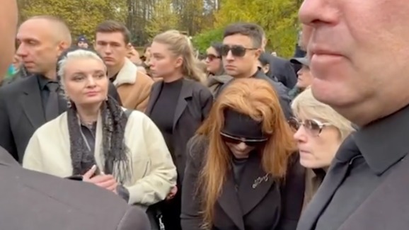 Mash: Экс-супруге Анатолия Кашпировского Ирине стало плохо на похоронах целителя