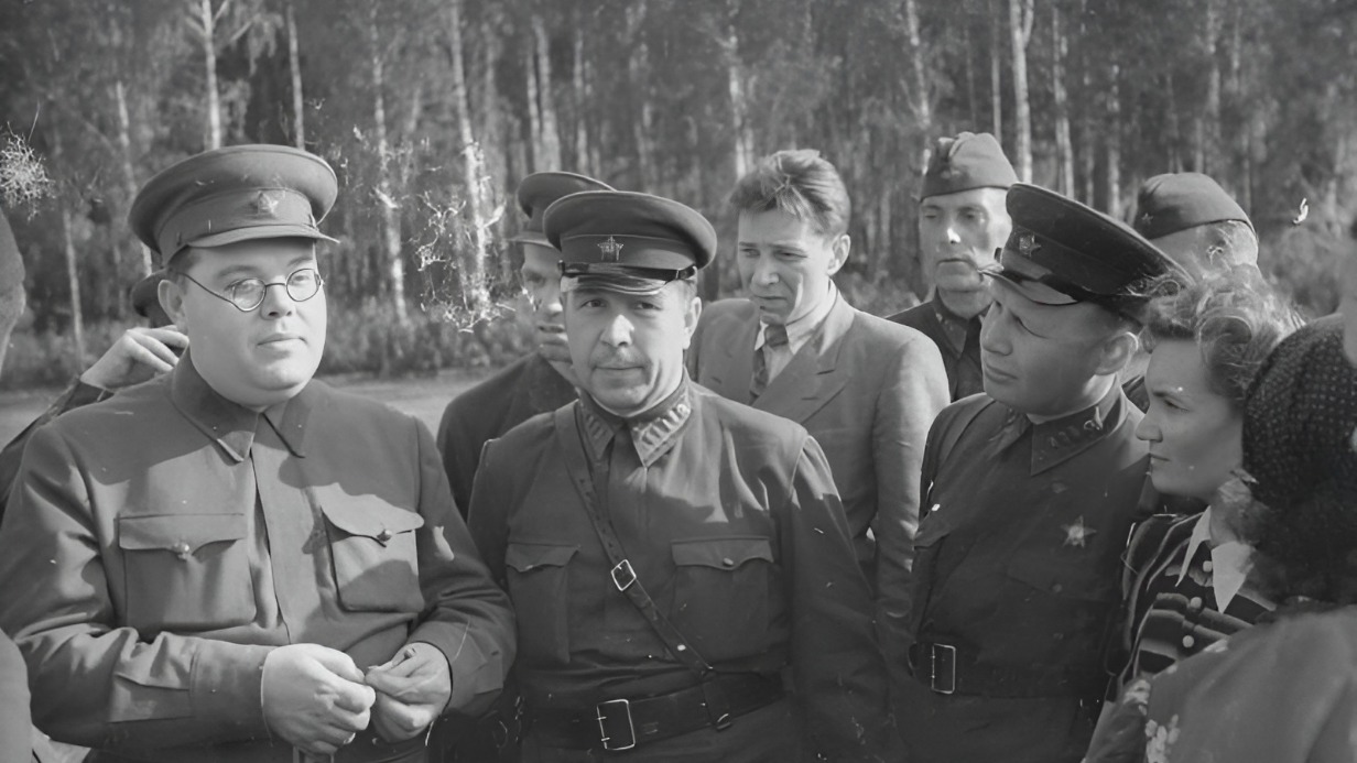 Лето 1942 года. Александр Щербаков (крайний слева) в дополнение к обязанностям градоначальника только что назначен руководителем Главного политуправления Красной армии