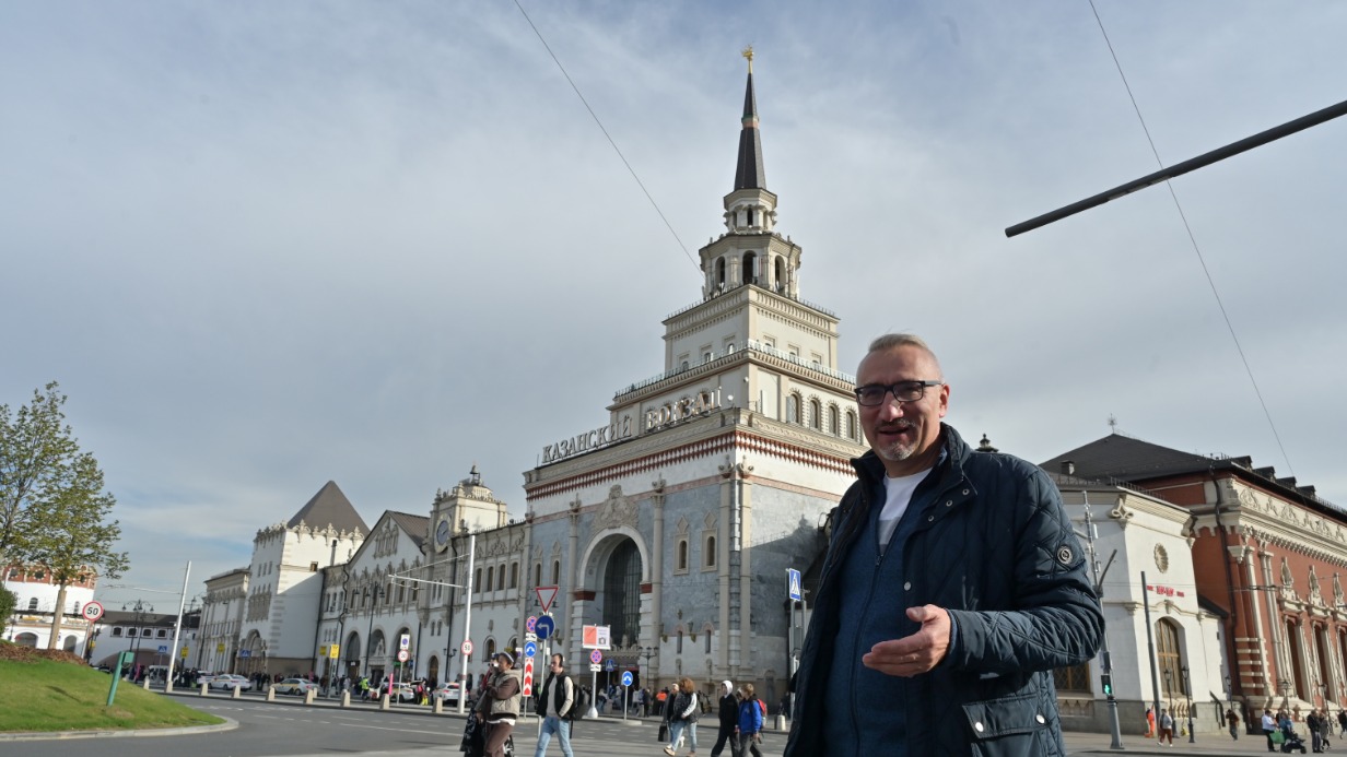 Москвовед Александр Васькин на фоне Казанского вокзала, созданного по проекту архитектора Алексея Щусева