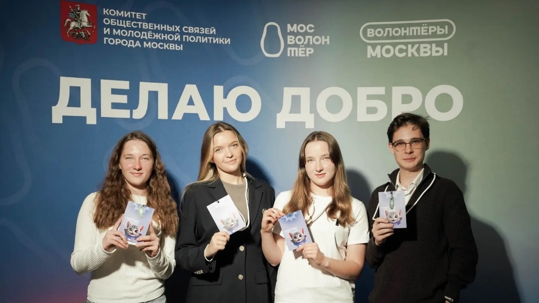 Участники отряда «Волонтеры_1101 #помогают»: Полина Бадулина, Анастасия Земцова, Анастасия Бадулина и Егор Давыдов