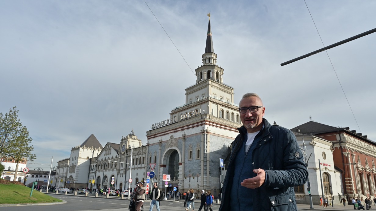 Москвовед Александр Васькин на фоне Казанского вокзала, созданного по проекту архитектора Алексея Щусева