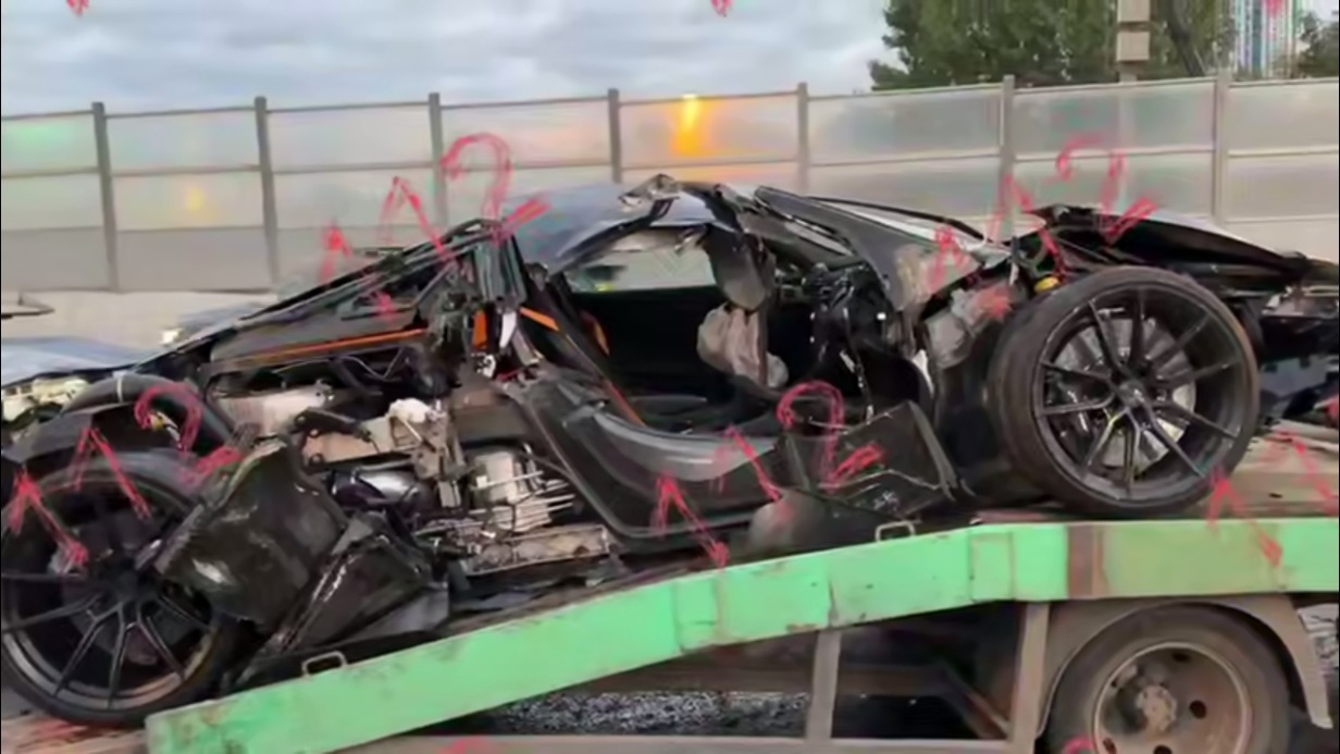 Автомобиль McLaren за 20 млн рублей столкнулся с «Газелью» на улице Генерала Дорохова
