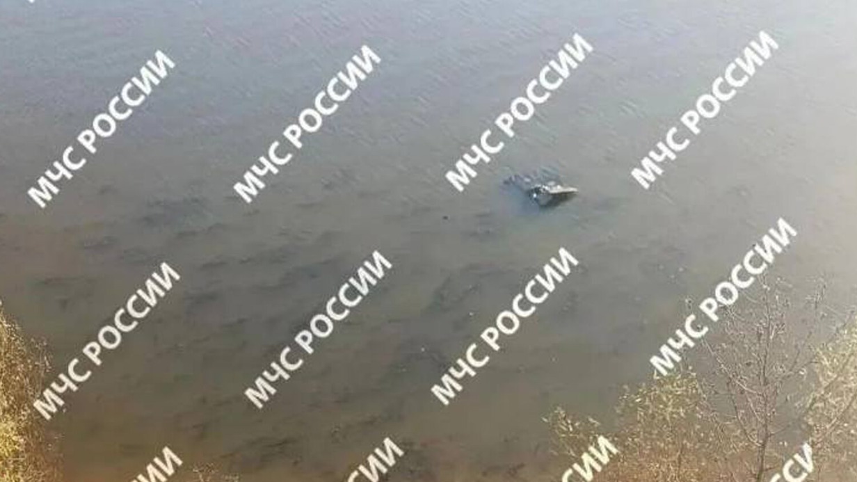 Lada сорвалась с обрыва и упала в реку в Татарстане, двое человек утонули
