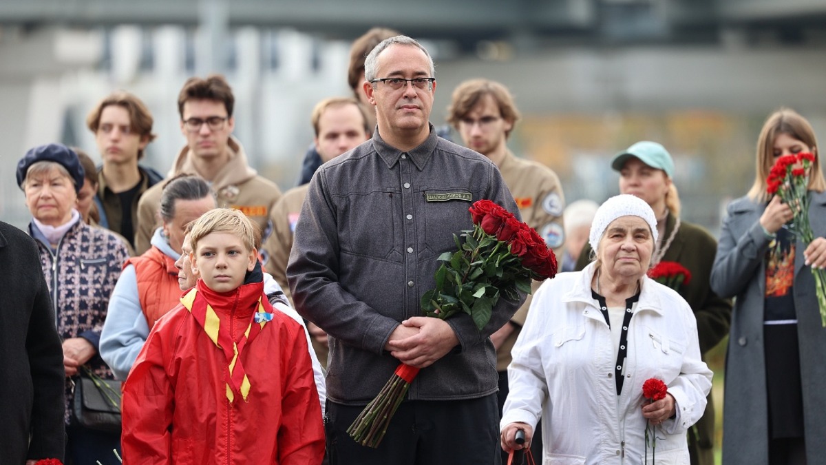 11 октября 2025 года. Председатель Московской городской думы Алексей Шапошников (в центре) принимает участие в церемонии возложения цветов к памятнику «Ополченцы Москвы» в сквере на пересечении проспекта Маршала Жукова и улицы Народного Ополчения
