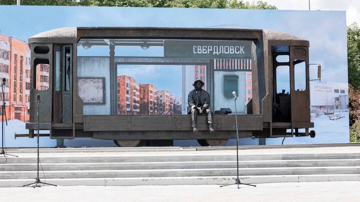 Вандалы в Екатеринбурге повторно повредили памятник Алексею Балабанову
