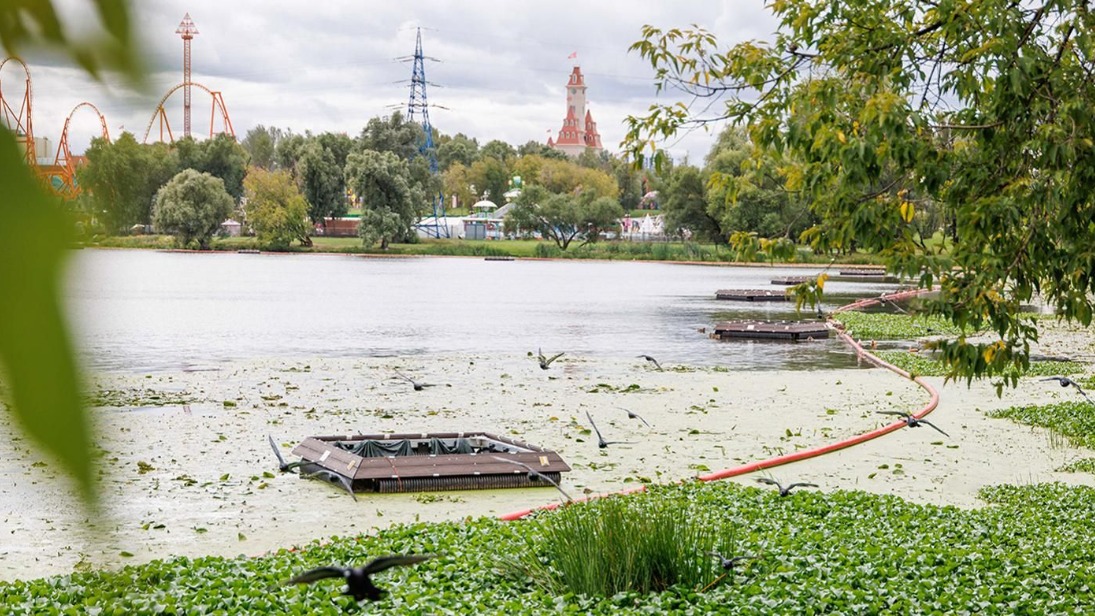 Специалисты «Мосводостока» следят за водой, попадающей в городские ливневки
