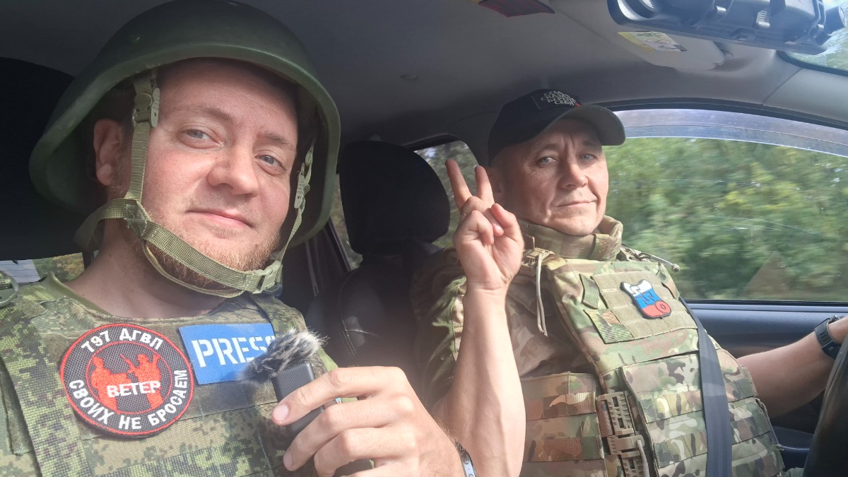 26 сентября. Волонтеры 797-го Добровольного гуманитарного волонтерского полка Максим Новосядлый (слева) с позывным «Ветер» и Сергей Васильев с позывным «Юман» во время гуманитарной миссии на курском направлении 