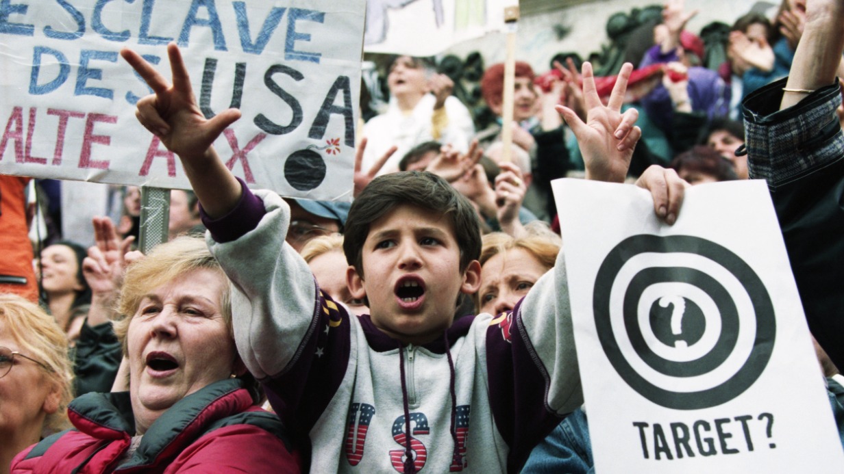 29 марта 1999 года. Митинг жителей Белграда против натовских бомбардировок Югославии 