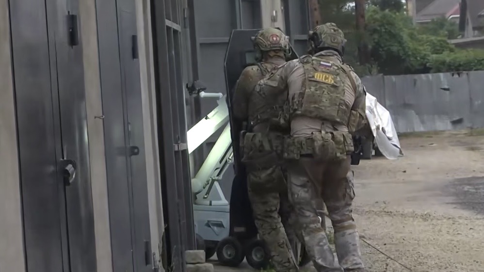 ФСБ показала кадры предотвращения атаки БПЛА на военный аэродром в Воронеже