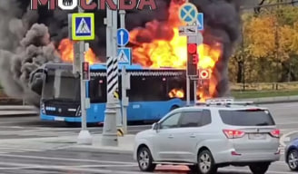 Автобус загорелся на Веерной улице в Москве 13 октября