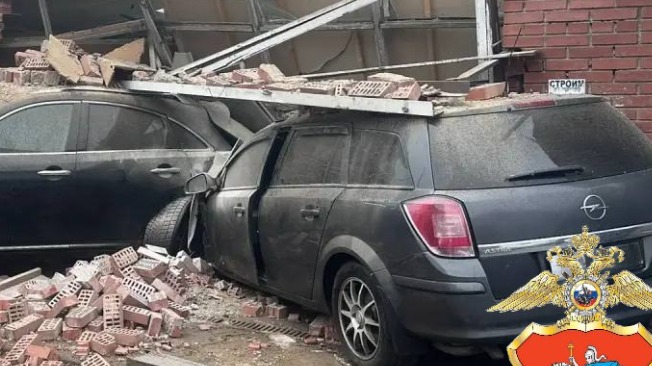 Автомобиль врезался в здание магазина на Петровском шоссе под Одинцовом 13 октября: фото