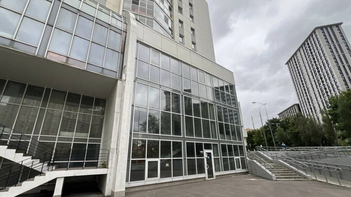 Два помещения для бизнеса на Мосфильмовской улице выставили на городские торги