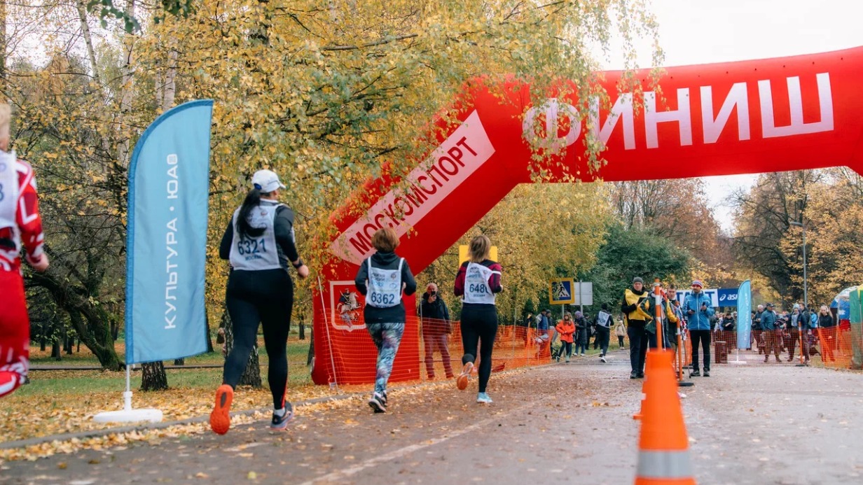Москвичей пригласили на бесплатный кросс-пробег в парке имени Лужкова