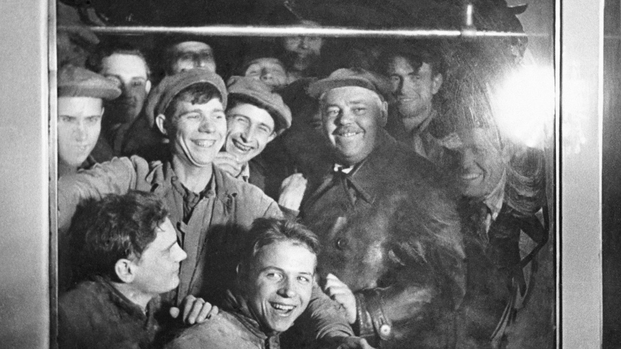 10 декабря 1935 года. Первый заместитель наркома угольной промышленности СССР, начальник «Метростроя» Егор Абакумов (в центре) со строителями московского метро 