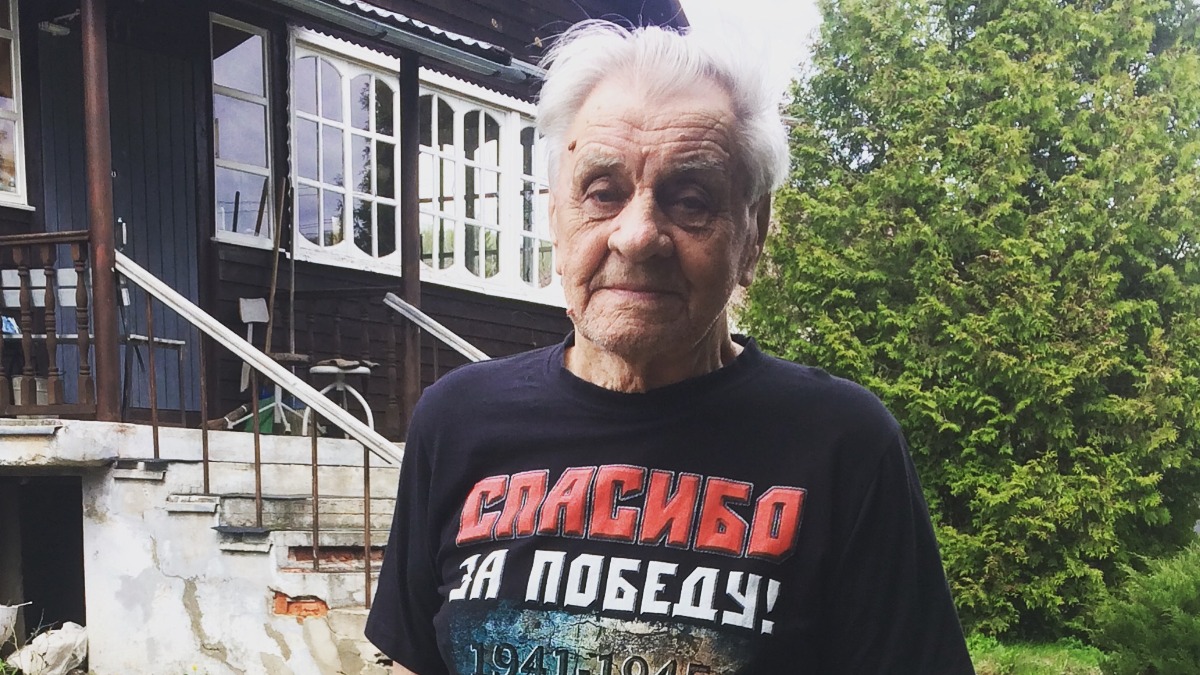 Столетний москвич Александр Петрович Заболев на фоне дачного дома в деревне Веретенки Истринского района Подмосковья, который построен его руками