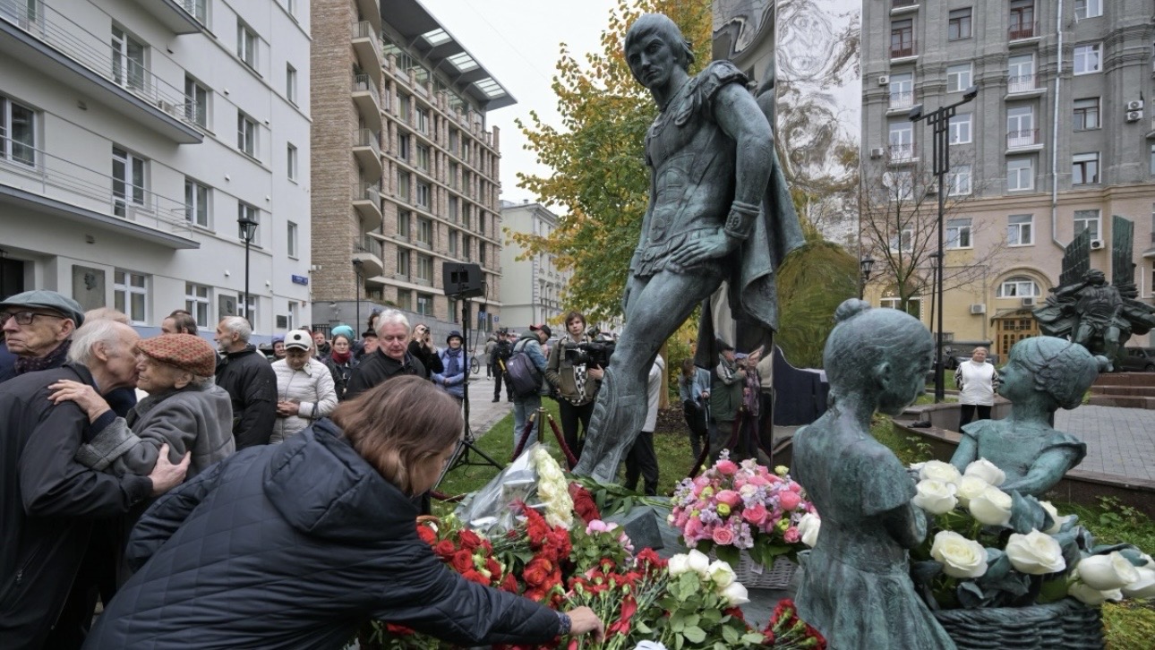 Памятник артисту балета Марису Лиепе открыли в сквере Арама Хачатуряна в Москве