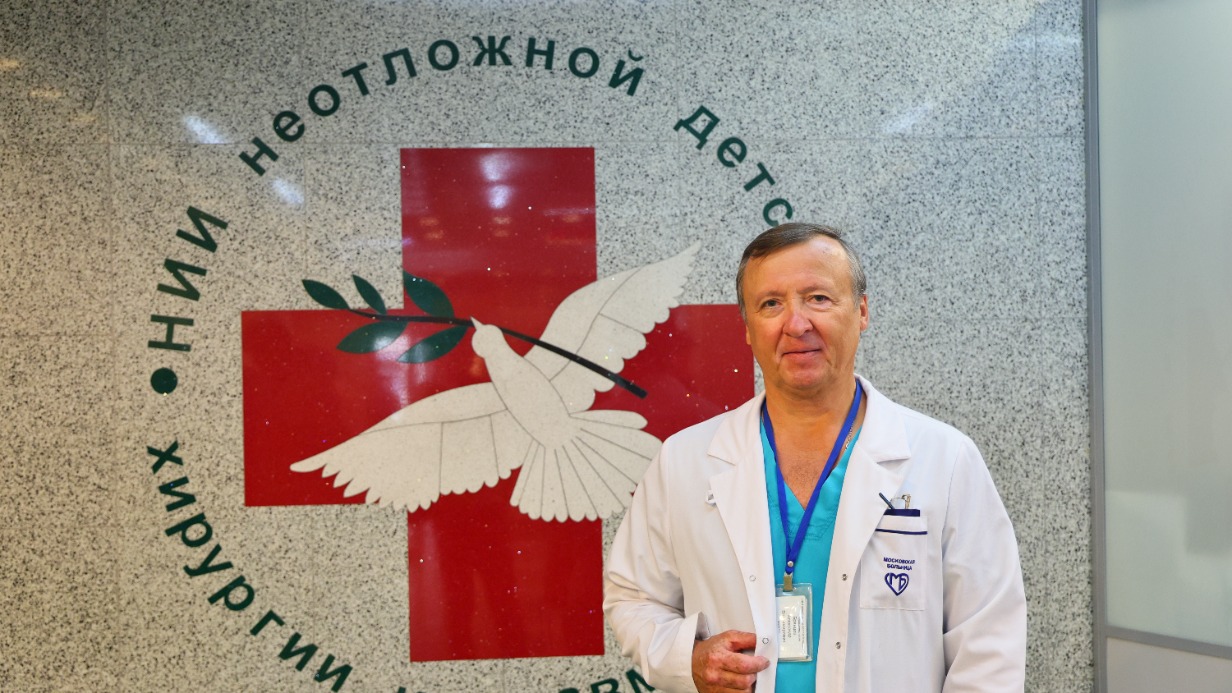 12 октября. Директор клиники Рошаля Александр Брянцев в главном холле медучреждения