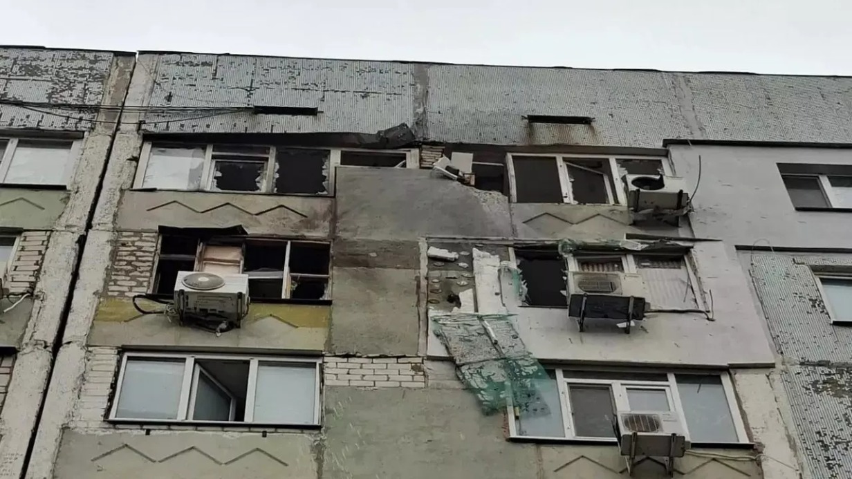 Беспилотник ВСУ влетел в квартиру жилого дома в Энергодаре