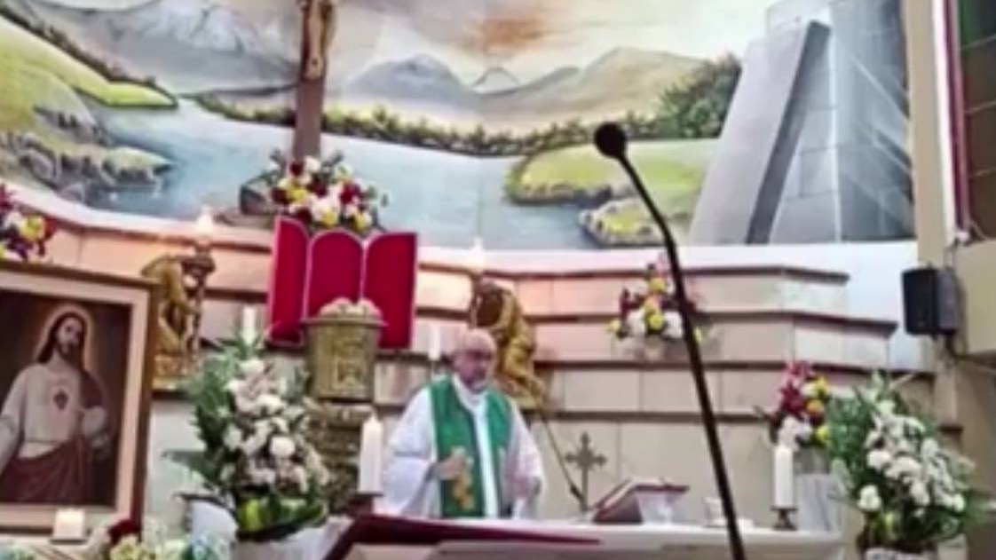 Священник погиб в Эквадоре после падения деревянного креста во время службы