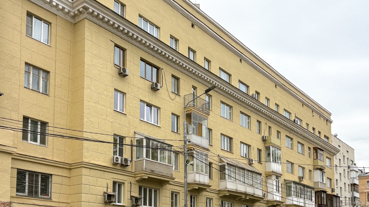 В районе Филевский парк проходит капитальный ремонт шестиэтажного дома, возведенного в 1937 году
