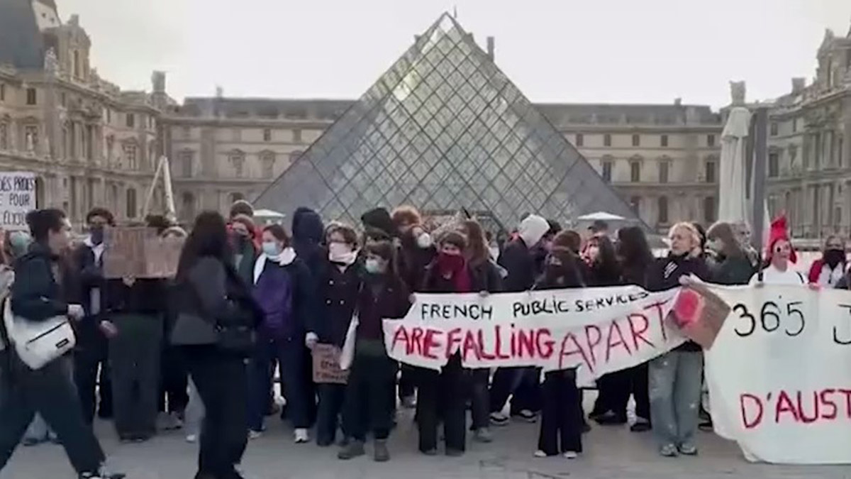 Мятежники во Франции перекрыли вход в Лувр