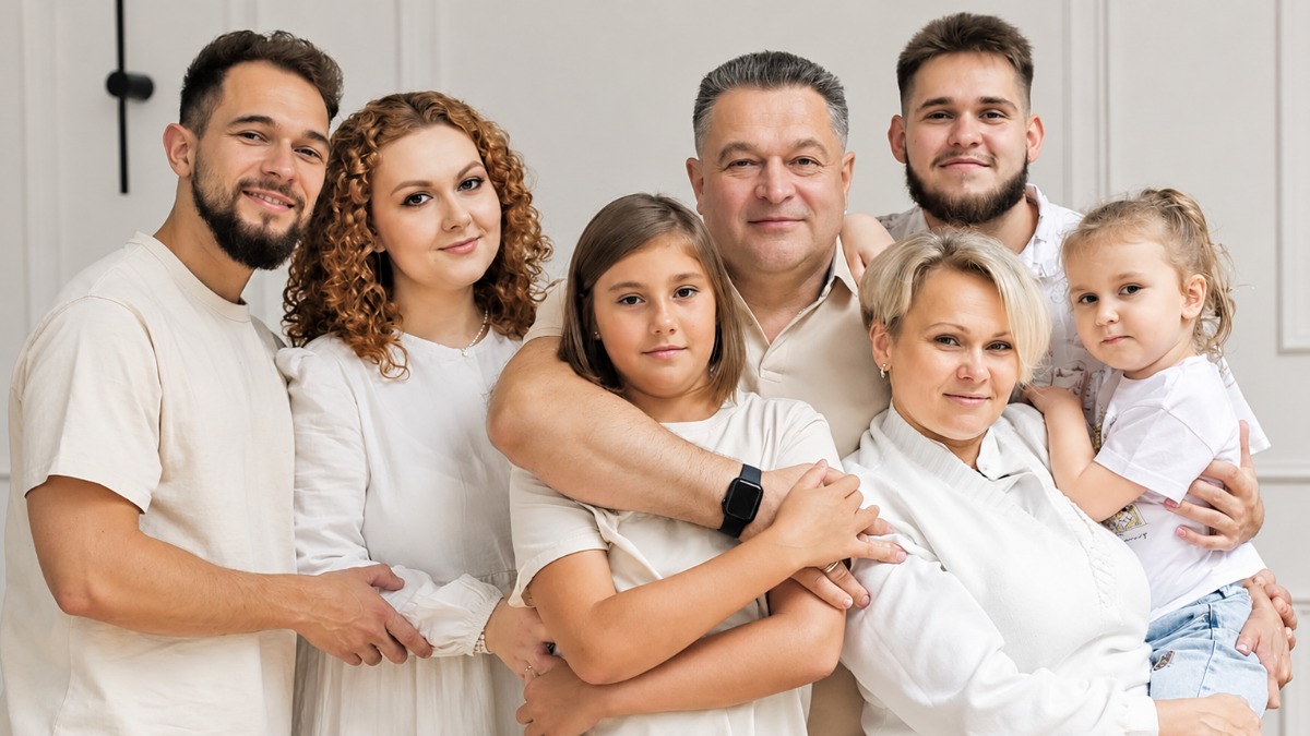 2023 год. Семья главы «Союза отцов» (слева направо): средний сын Андрей, супруга старшего сына Сергея Полина, в центре фотографии — Александр Александрович Заремба с дочкой Сашей (слева), женой Натальей Владимировной и внучкой Анисьей, дочкой Сергея и Полины, за ними — младший сын Михаил. Сергей в момент съемки оказался в командировке 