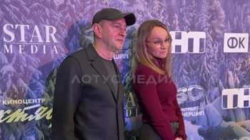 Константин Хабенский впервые за долгое время вышел в свет с супругой 