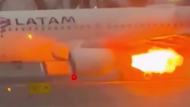 Shot: Двигатель Airbus A320 с пассажирами загорелся на взлетной полосе в Перу