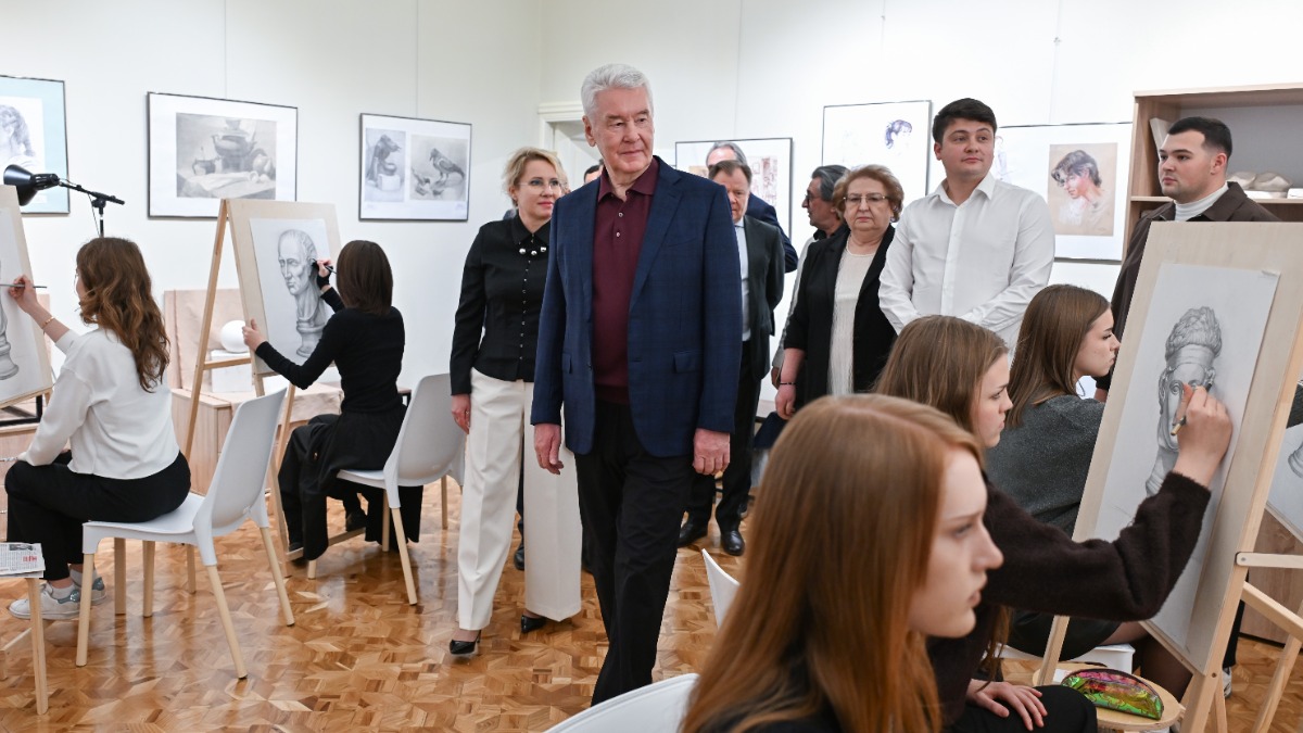19 октября. Мэр Москвы Сергей Собянин (в центре) посетил открывшуюся после реконструкции Поливановскую гимназию и пообщался с учениками детских художественной и музыкальной школ 