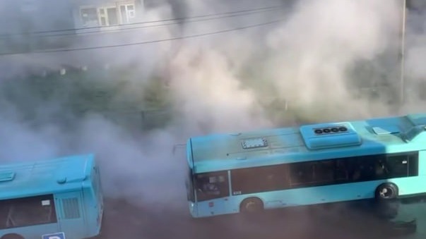 Женщина и ребенок пострадали при прорыве трубы в Петербурге