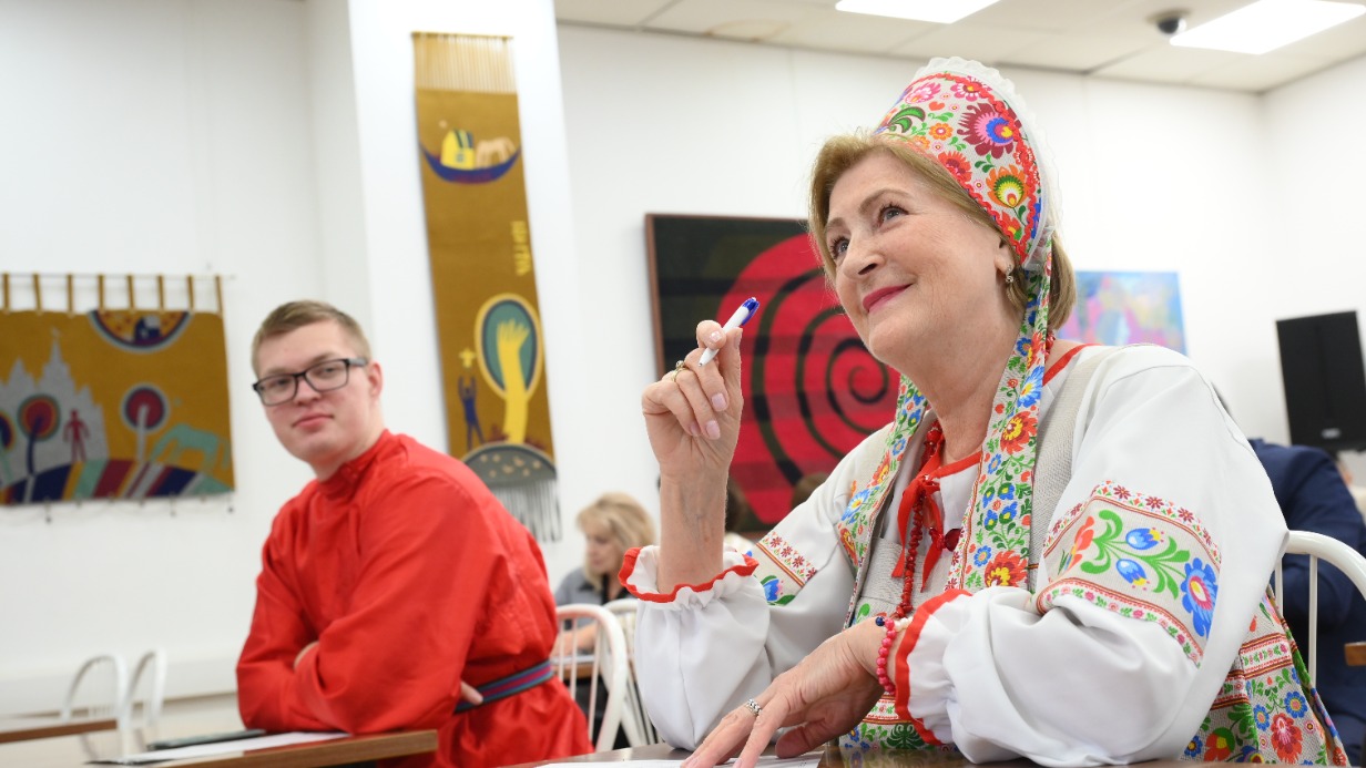 Алексей Некрасов и Елена Лукинова пришли в Московский дом национальностей, чтобы принять участие в этнодиктанте
