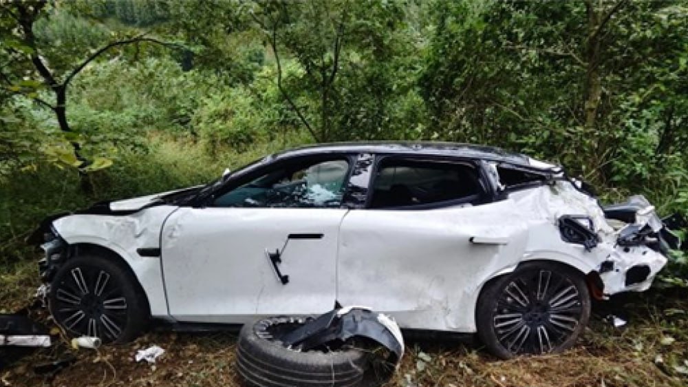 В Китае водитель выжил после падения автомобиля Geely со 100-метрового обрыва