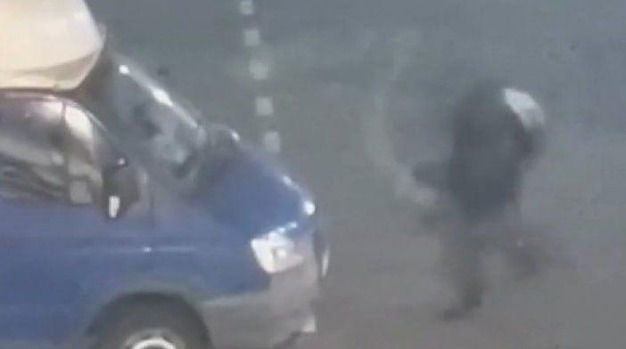 Мужчина разбил лобовое стекло «газели» в Москве: видео