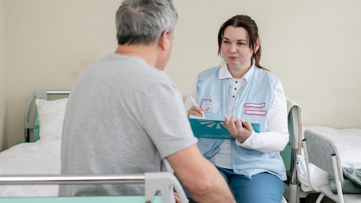 Пять лет заботы: как социальные координаторы помогают пациентам решать немедицинские вопросы
