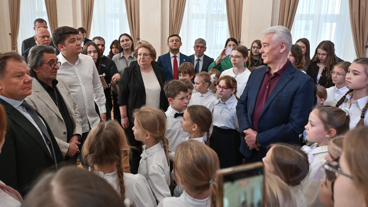 19 октября. Мэр Москвы Сергей Собянин на открытии после реставрации исторического здания Поливановской гимназии в Хамовниках общается с учениками и педагогами. 